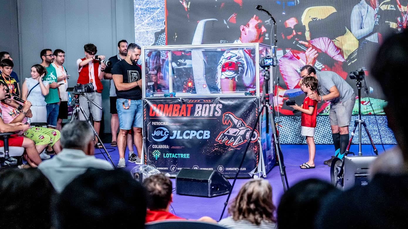 Escenario con pantalla gigante retransmitiendo el combate