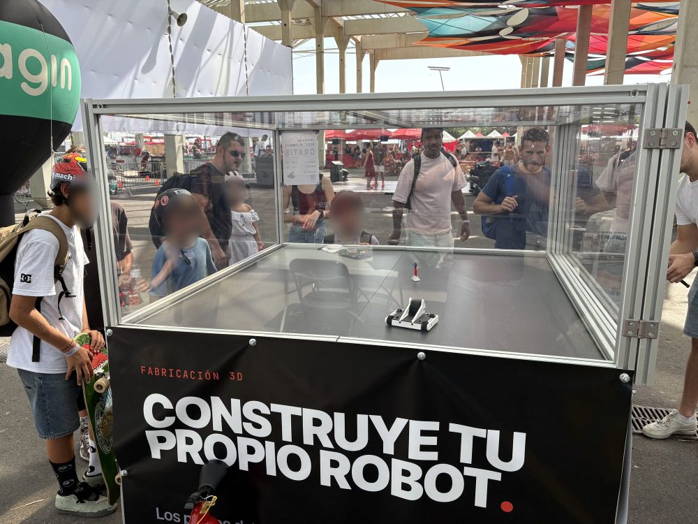 Un patinador pasa junto a la arena, con la lona de construye tu propio robot