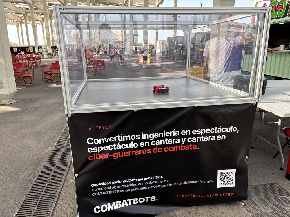 La arena con la lona que dice: convertimos ingeniería en espectáculo, espectáculo en cantera y cantera en ciber-guerreros de combate
