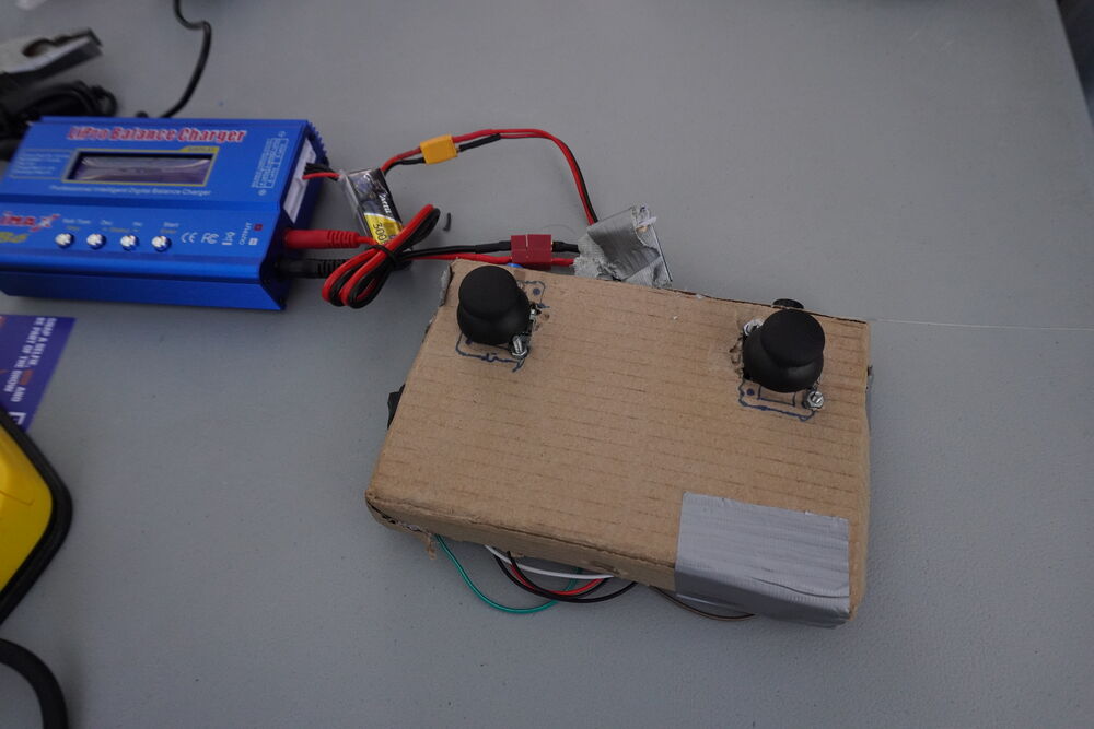 Un mando de radiocontrol hecho a mano con una caja de cartón y dos palancas