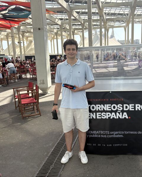 Álvaro, con Critical Meltdown en la mano, junto a la arena