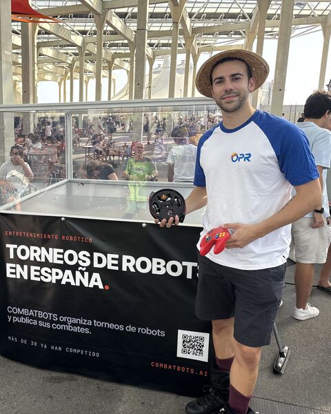 Manu, con ACEbot y su mando, junto a la arena