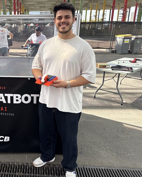 Pol, con Lobotron en la mano, junto a la arena