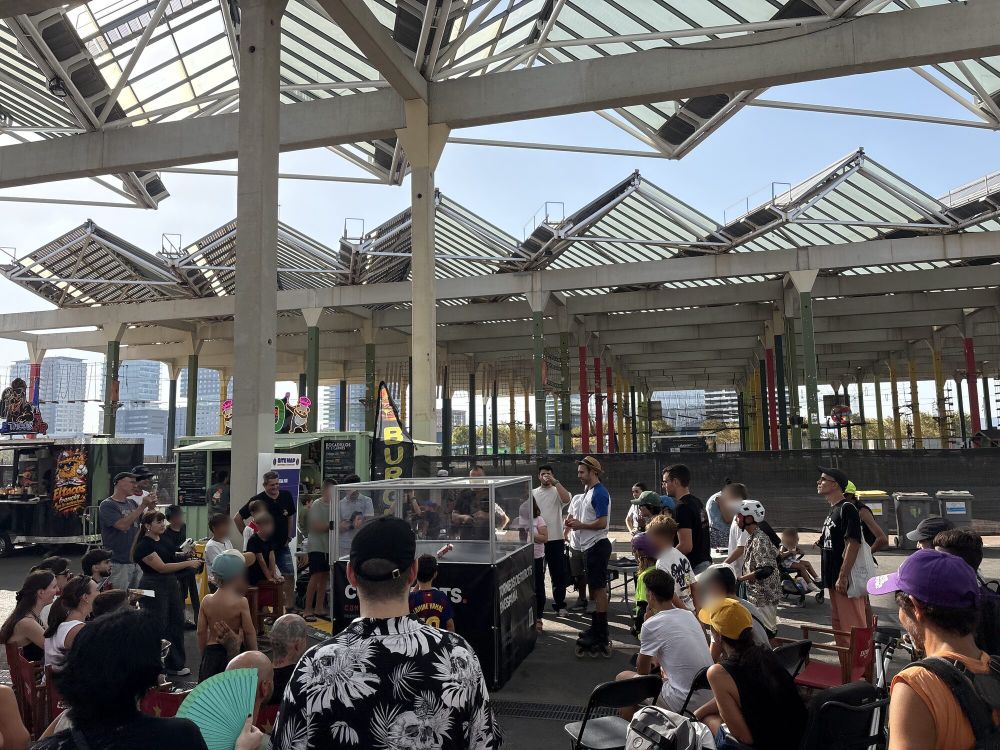 Vista general del público de pie alrededor de la arena bajo la cubierta del Fòrum