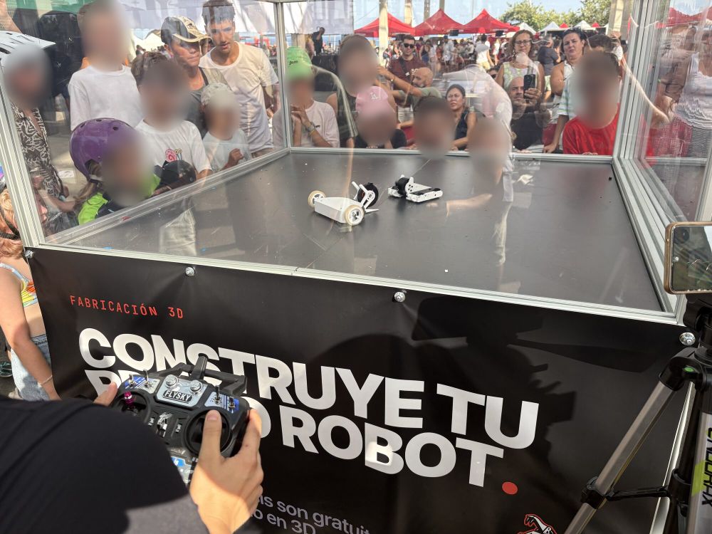 Público de todas las edades pegado al cristal de la arena durante un combate