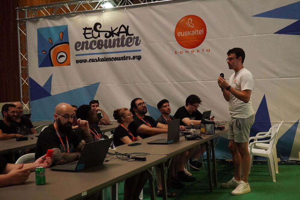 Sala llena en la charla de Euskal Encounter, con la arena al fondo
