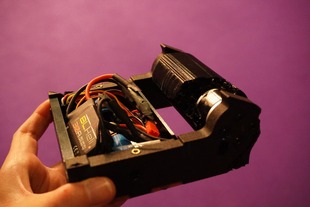 Chasis de un robot abierto mostrando la electrónica y el cableado
