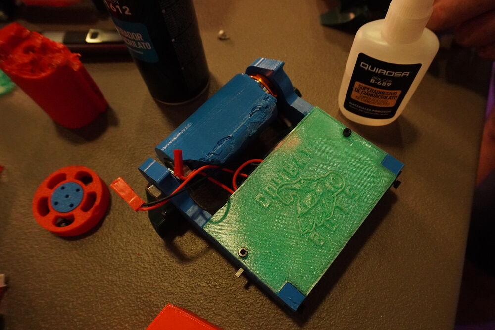 Chasis de COMBATBOTS impreso en verde, con la electrónica a la vista