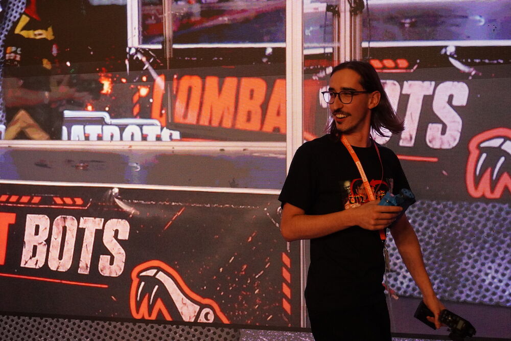 Pantalla LED gigante con el marcador de COMBATBOTS sobre el escenario