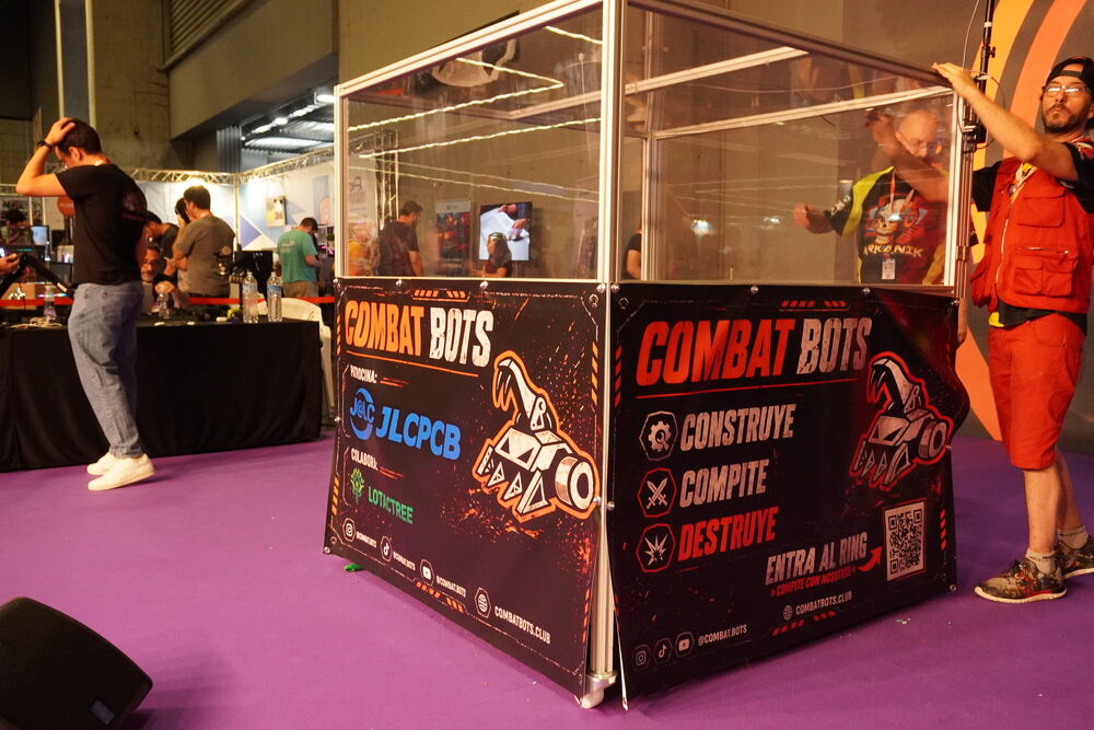 La arena completa con los banners de los patrocinadores