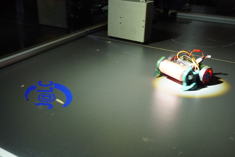 Un robot bajo el foco en el centro de la arena