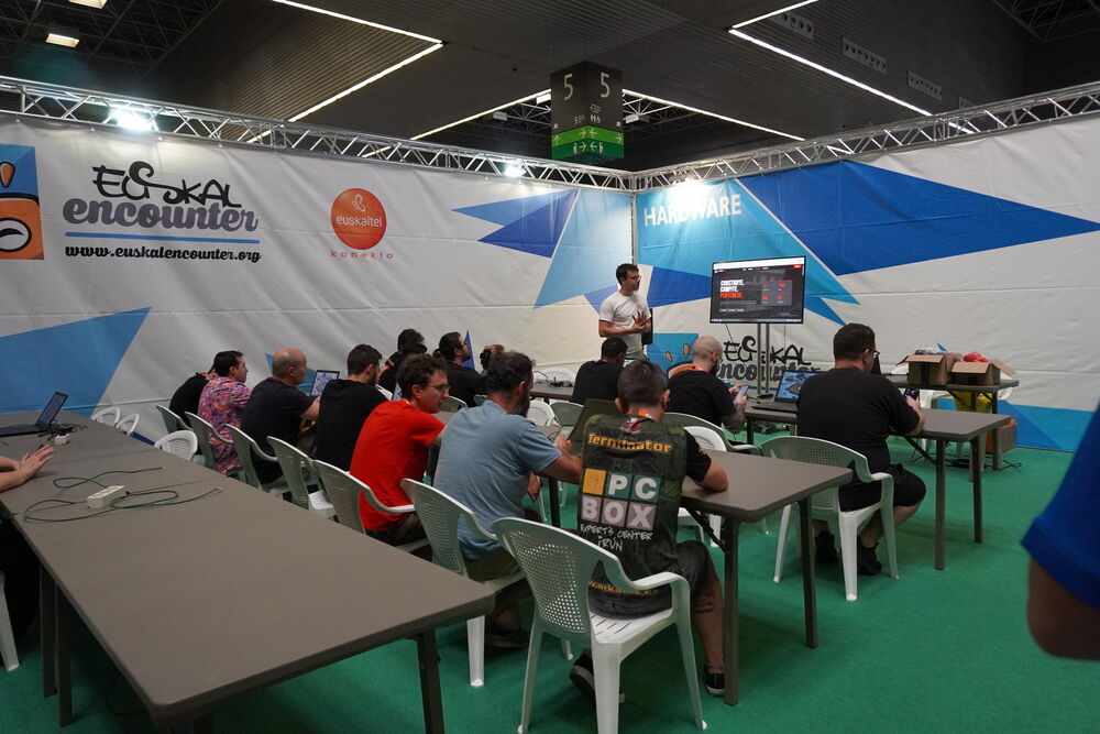 Sala de taller con todas las mesas ocupadas montando robots