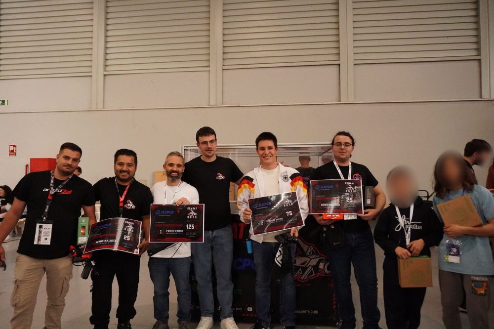 Los ganadores del torneo de Valladolid en el podio, con sus robots