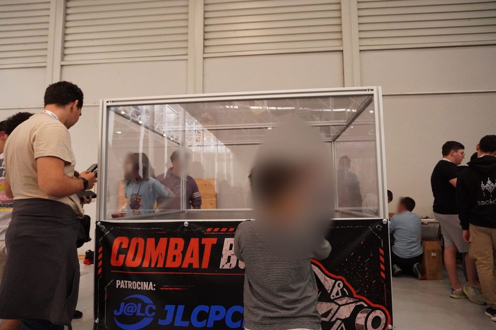 Un niño pegado al metacrilato de la arena siguiendo el combate