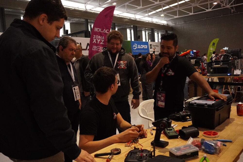 Zona de pits con los equipos reparando sus robots entre combates