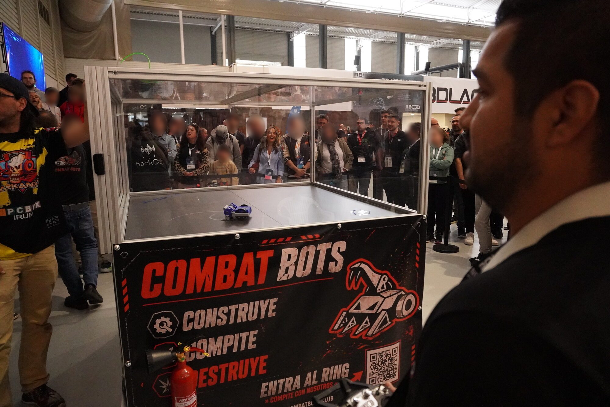 La arena de Valladolid rodeada de público, con el branding de COMBATBOTS en el ring