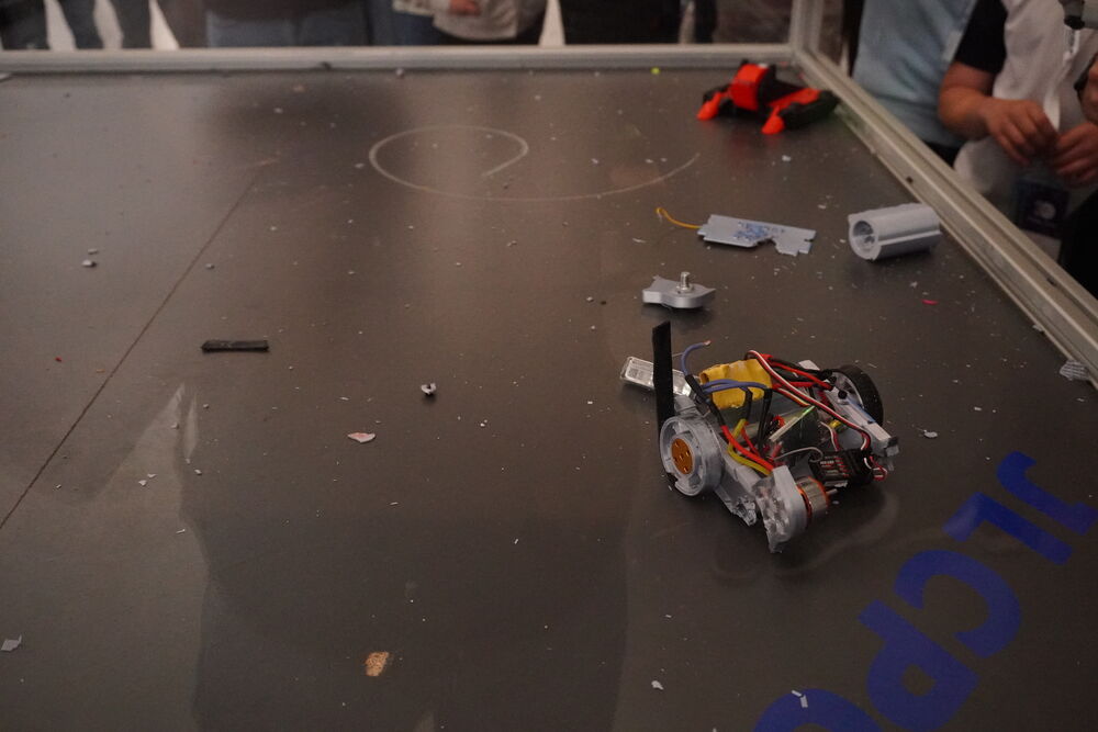 Restos de un robot destrozado sobre el suelo de la arena